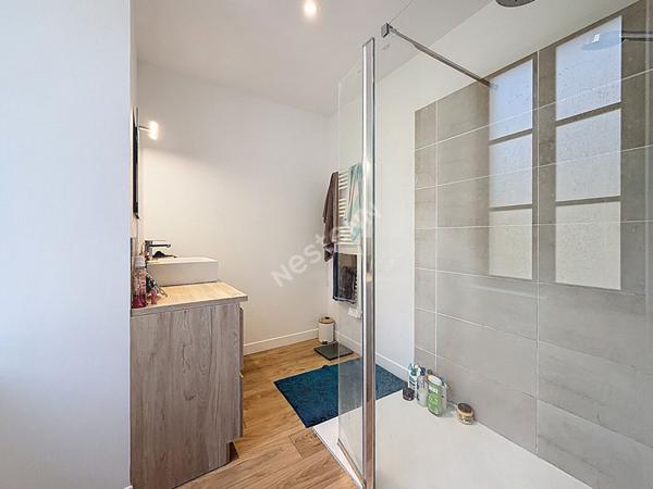 Maison de bourg entièrement rénovée d'environ 142 m2 avec un petit terrain d'environ 255 m2 sur la commune de SEGRE EN ANJOU BLEU