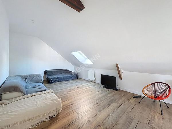 Maison de bourg entièrement rénovée d'environ 142 m2 avec un petit terrain d'environ 255 m2 sur la commune de SEGRE EN ANJOU BLEU