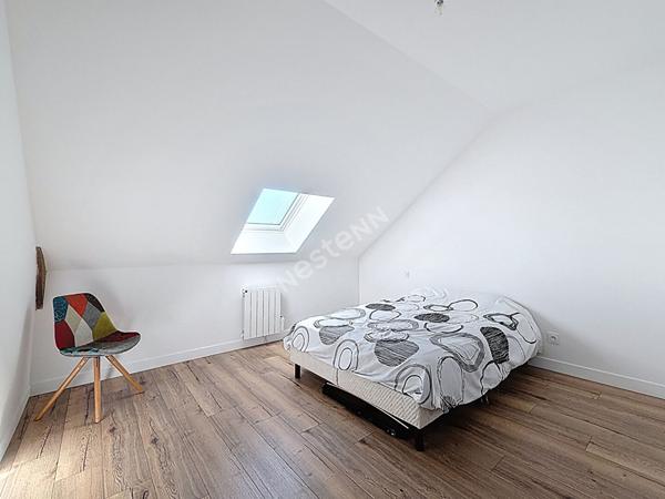 Maison de bourg entièrement rénovée d'environ 142 m2 avec un petit terrain d'environ 255 m2 sur la commune de SEGRE EN ANJOU BLEU