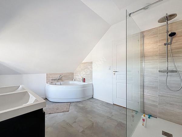 Maison de bourg entièrement rénovée d'environ 142 m2 avec un petit terrain d'environ 255 m2 sur la commune de SEGRE EN ANJOU BLEU