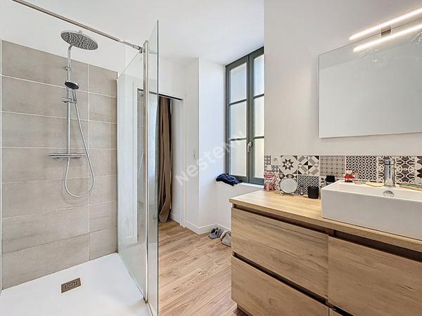 Maison de bourg entièrement rénovée d'environ 142 m2 avec un petit terrain d'environ 255 m2 sur la commune de SEGRE EN ANJOU BLEU