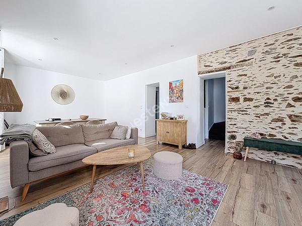 Maison de bourg entièrement rénovée d'environ 142 m2 avec un petit terrain d'environ 255 m2 sur la commune de SEGRE EN ANJOU BLEU