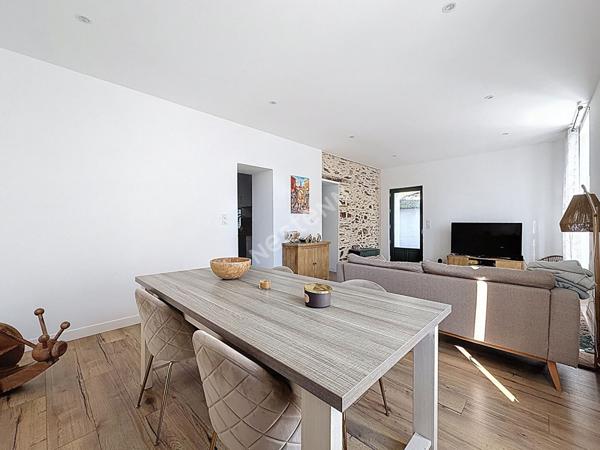 Maison de bourg entièrement rénovée d'environ 142 m2 avec un petit terrain d'environ 255 m2 sur la commune de SEGRE EN ANJOU BLEU