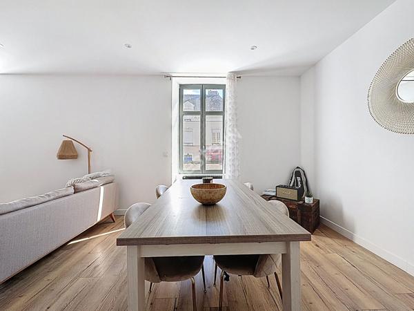 Maison de bourg entièrement rénovée d'environ 142 m2 avec un petit terrain d'environ 255 m2 sur la commune de SEGRE EN ANJOU BLEU