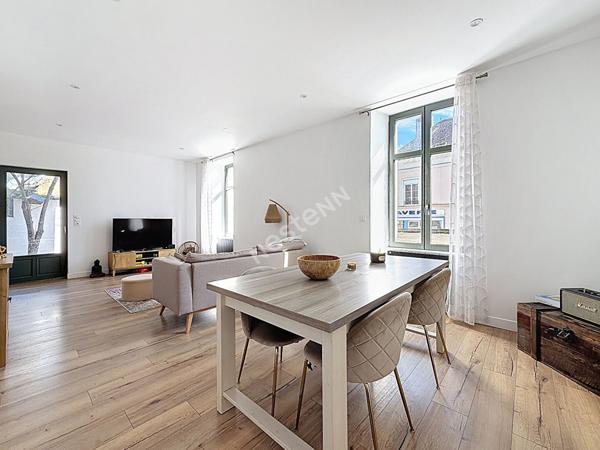 Maison de bourg entièrement rénovée d'environ 142 m2 avec un petit terrain d'environ 255 m2 sur la commune de SEGRE EN ANJOU BLEU