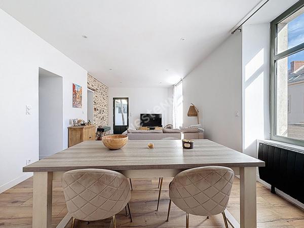 Maison de bourg entièrement rénovée d'environ 142 m2 avec un petit terrain d'environ 255 m2 sur la commune de SEGRE EN ANJOU BLEU