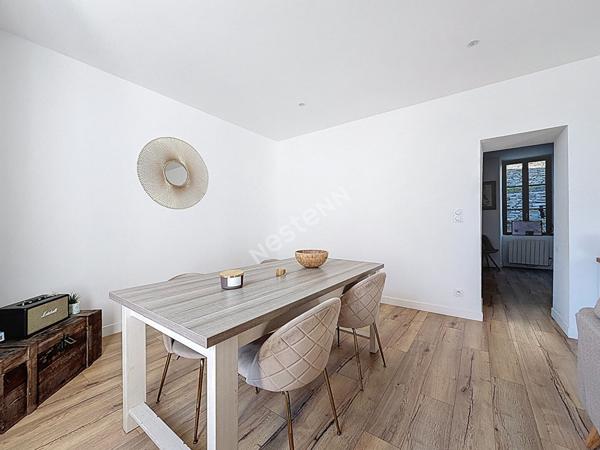 Maison de bourg entièrement rénovée d'environ 142 m2 avec un petit terrain d'environ 255 m2 sur la commune de SEGRE EN ANJOU BLEU