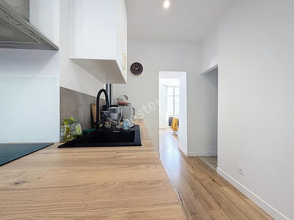 Maison de bourg entièrement rénovée d'environ 142 m2 avec un petit terrain d'environ 255 m2 sur la commune de SEGRE EN ANJOU BLEU