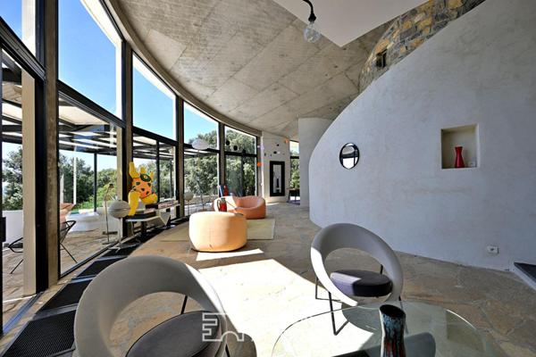 Villa d’architecte avec piscine et vue à 360°