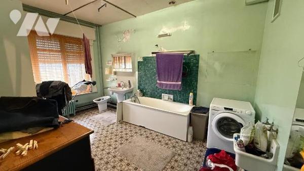 Immeuble de rapport 242m² HAZEBROUCK

Immeuble à usage mixte, habitation et  professionnel av...