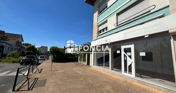 Location Local commercial 2 pièces 50 m² - Verrières-le-buisson 91370
