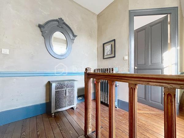 IMMEUBLE DE RAPPORT AVEC BEAUCOUP DE POTENTIEL

Actuellement à usage de maison d'habitation avec un local au rez de chaussée, cet immeuble peut facilement être transformé en immeuble de rapport et générer rapidement des revenus locatifs conséquents.
Grâce à son agencement et ses quatre niveaux, vous pourrez créer 4 lots minimum.

Sa disposition actuelle :

- au rez de chaussée : un local de 55 m2 , avec une réserve et espace sanitaires ainsi qu'une cave
- au premier étage : une cuisine ouverte sur un salon et une  spacieuse pièce de vie (environ 60 m2)  ainsi qu'une belle terrasse surélevée avec accès au jardin
- au second étage : deux chambres, un bureau, une salle d'eau et des toilettes ( environ 60 m2)
- au dernier étage : deux chambres et une salle d'eau ( environ 50 m2)

Vous disposerez également d'un  grand extérieur permettant le  stationnement de véhicules , ainsi que d'un grand jardin et d'un appenti, le tout constituant un réel avantage pour vos futurs locataires .

Une dépendance avec dalle béton d'environ 40 m2 pourra être aménagée ou servir de lieu de stockage, augmentant ainsi le potentiel de ce bien !

Vous bénéficierez de prestations  qualitatives telles que des menuiseries PVC double vitrage, volets roulants électriques et manuels, larges veluxs, une chaudière gaz à production d'eau chaude CHAPPEE de 2026,

A seulement 1H30 de Paris, idéalement situé dans une commune avec toutes commodités (écoles publiques et privées, collèges, commerces, gare routière ), cet immeuble offre beaucoup de potentiel et vous permettra de réaliser tout type de projet, tel que de la résidence principale, de la location régulière ou  type Airbnb .... à vous de le créer !

CONTACTEZ MOI POUR UNE VISITE !