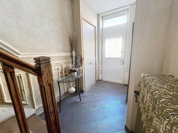 IMMEUBLE DE RAPPORT AVEC BEAUCOUP DE POTENTIEL

Actuellement à usage de maison d'habitation avec un local au rez de chaussée, cet immeuble peut facilement être transformé en immeuble de rapport et générer rapidement des revenus locatifs conséquents.
Grâce à son agencement et ses quatre niveaux, vous pourrez créer 4 lots minimum.

Sa disposition actuelle :

- au rez de chaussée : un local de 55 m2 , avec une réserve et espace sanitaires ainsi qu'une cave
- au premier étage : une cuisine ouverte sur un salon et une  spacieuse pièce de vie (environ 60 m2)  ainsi qu'une belle terrasse surélevée avec accès au jardin
- au second étage : deux chambres, un bureau, une salle d'eau et des toilettes ( environ 60 m2)
- au dernier étage : deux chambres et une salle d'eau ( environ 50 m2)

Vous disposerez également d'un  grand extérieur permettant le  stationnement de véhicules , ainsi que d'un grand jardin et d'un appenti, le tout constituant un réel avantage pour vos futurs locataires .

Une dépendance avec dalle béton d'environ 40 m2 pourra être aménagée ou servir de lieu de stockage, augmentant ainsi le potentiel de ce bien !

Vous bénéficierez de prestations  qualitatives telles que des menuiseries PVC double vitrage, volets roulants électriques et manuels, larges veluxs, une chaudière gaz à production d'eau chaude CHAPPEE de 2026,

A seulement 1H30 de Paris, idéalement situé dans une commune avec toutes commodités (écoles publiques et privées, collèges, commerces, gare routière ), cet immeuble offre beaucoup de potentiel et vous permettra de réaliser tout type de projet, tel que de la résidence principale, de la location régulière ou  type Airbnb .... à vous de le créer !

CONTACTEZ MOI POUR UNE VISITE !