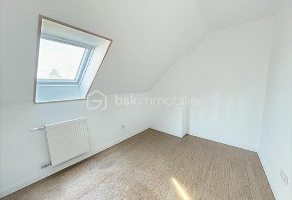 IMMEUBLE DE RAPPORT AVEC BEAUCOUP DE POTENTIEL

Actuellement à usage de maison d'habitation avec un local au rez de chaussée, cet immeuble peut facilement être transformé en immeuble de rapport et générer rapidement des revenus locatifs conséquents.
Grâce à son agencement et ses quatre niveaux, vous pourrez créer 4 lots minimum.

Sa disposition actuelle :

- au rez de chaussée : un local de 55 m2 , avec une réserve et espace sanitaires ainsi qu'une cave
- au premier étage : une cuisine ouverte sur un salon et une  spacieuse pièce de vie (environ 60 m2)  ainsi qu'une belle terrasse surélevée avec accès au jardin
- au second étage : deux chambres, un bureau, une salle d'eau et des toilettes ( environ 60 m2)
- au dernier étage : deux chambres et une salle d'eau ( environ 50 m2)

Vous disposerez également d'un  grand extérieur permettant le  stationnement de véhicules , ainsi que d'un grand jardin et d'un appenti, le tout constituant un réel avantage pour vos futurs locataires .

Une dépendance avec dalle béton d'environ 40 m2 pourra être aménagée ou servir de lieu de stockage, augmentant ainsi le potentiel de ce bien !

Vous bénéficierez de prestations  qualitatives telles que des menuiseries PVC double vitrage, volets roulants électriques et manuels, larges veluxs, une chaudière gaz à production d'eau chaude CHAPPEE de 2026,

A seulement 1H30 de Paris, idéalement situé dans une commune avec toutes commodités (écoles publiques et privées, collèges, commerces, gare routière ), cet immeuble offre beaucoup de potentiel et vous permettra de réaliser tout type de projet, tel que de la résidence principale, de la location régulière ou  type Airbnb .... à vous de le créer !

CONTACTEZ MOI POUR UNE VISITE !