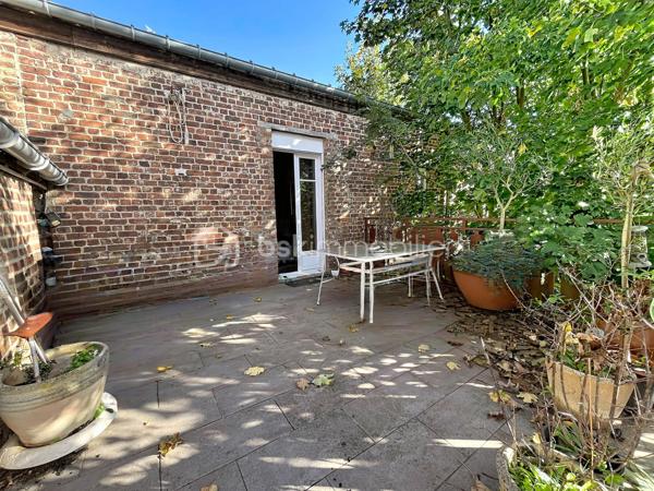 IMMEUBLE DE RAPPORT AVEC BEAUCOUP DE POTENTIEL

Actuellement à usage de maison d'habitation avec un local au rez de chaussée, cet immeuble peut facilement être transformé en immeuble de rapport et générer rapidement des revenus locatifs conséquents.
Grâce à son agencement et ses quatre niveaux, vous pourrez créer 4 lots minimum.

Sa disposition actuelle :

- au rez de chaussée : un local de 55 m2 , avec une réserve et espace sanitaires ainsi qu'une cave
- au premier étage : une cuisine ouverte sur un salon et une  spacieuse pièce de vie (environ 60 m2)  ainsi qu'une belle terrasse surélevée avec accès au jardin
- au second étage : deux chambres, un bureau, une salle d'eau et des toilettes ( environ 60 m2)
- au dernier étage : deux chambres et une salle d'eau ( environ 50 m2)

Vous disposerez également d'un  grand extérieur permettant le  stationnement de véhicules , ainsi que d'un grand jardin et d'un appenti, le tout constituant un réel avantage pour vos futurs locataires .

Une dépendance avec dalle béton d'environ 40 m2 pourra être aménagée ou servir de lieu de stockage, augmentant ainsi le potentiel de ce bien !

Vous bénéficierez de prestations  qualitatives telles que des menuiseries PVC double vitrage, volets roulants électriques et manuels, larges veluxs, une chaudière gaz à production d'eau chaude CHAPPEE de 2026,

A seulement 1H30 de Paris, idéalement situé dans une commune avec toutes commodités (écoles publiques et privées, collèges, commerces, gare routière ), cet immeuble offre beaucoup de potentiel et vous permettra de réaliser tout type de projet, tel que de la résidence principale, de la location régulière ou  type Airbnb .... à vous de le créer !

CONTACTEZ MOI POUR UNE VISITE !