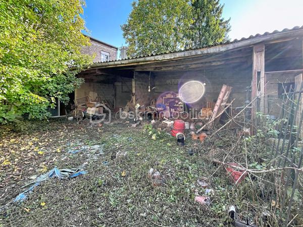 IMMEUBLE DE RAPPORT AVEC BEAUCOUP DE POTENTIEL

Actuellement à usage de maison d'habitation avec un local au rez de chaussée, cet immeuble peut facilement être transformé en immeuble de rapport et générer rapidement des revenus locatifs conséquents.
Grâce à son agencement et ses quatre niveaux, vous pourrez créer 4 lots minimum.

Sa disposition actuelle :

- au rez de chaussée : un local de 55 m2 , avec une réserve et espace sanitaires ainsi qu'une cave
- au premier étage : une cuisine ouverte sur un salon et une  spacieuse pièce de vie (environ 60 m2)  ainsi qu'une belle terrasse surélevée avec accès au jardin
- au second étage : deux chambres, un bureau, une salle d'eau et des toilettes ( environ 60 m2)
- au dernier étage : deux chambres et une salle d'eau ( environ 50 m2)

Vous disposerez également d'un  grand extérieur permettant le  stationnement de véhicules , ainsi que d'un grand jardin et d'un appenti, le tout constituant un réel avantage pour vos futurs locataires .

Une dépendance avec dalle béton d'environ 40 m2 pourra être aménagée ou servir de lieu de stockage, augmentant ainsi le potentiel de ce bien !

Vous bénéficierez de prestations  qualitatives telles que des menuiseries PVC double vitrage, volets roulants électriques et manuels, larges veluxs, une chaudière gaz à production d'eau chaude CHAPPEE de 2026,

A seulement 1H30 de Paris, idéalement situé dans une commune avec toutes commodités (écoles publiques et privées, collèges, commerces, gare routière ), cet immeuble offre beaucoup de potentiel et vous permettra de réaliser tout type de projet, tel que de la résidence principale, de la location régulière ou  type Airbnb .... à vous de le créer !

CONTACTEZ MOI POUR UNE VISITE !