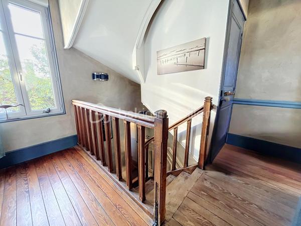 IMMEUBLE DE RAPPORT AVEC BEAUCOUP DE POTENTIEL

Actuellement à usage de maison d'habitation avec un local au rez de chaussée, cet immeuble peut facilement être transformé en immeuble de rapport et générer rapidement des revenus locatifs conséquents.
Grâce à son agencement et ses quatre niveaux, vous pourrez créer 4 lots minimum.

Sa disposition actuelle :

- au rez de chaussée : un local de 55 m2 , avec une réserve et espace sanitaires ainsi qu'une cave
- au premier étage : une cuisine ouverte sur un salon et une  spacieuse pièce de vie (environ 60 m2)  ainsi qu'une belle terrasse surélevée avec accès au jardin
- au second étage : deux chambres, un bureau, une salle d'eau et des toilettes ( environ 60 m2)
- au dernier étage : deux chambres et une salle d'eau ( environ 50 m2)

Vous disposerez également d'un  grand extérieur permettant le  stationnement de véhicules , ainsi que d'un grand jardin et d'un appenti, le tout constituant un réel avantage pour vos futurs locataires .

Une dépendance avec dalle béton d'environ 40 m2 pourra être aménagée ou servir de lieu de stockage, augmentant ainsi le potentiel de ce bien !

Vous bénéficierez de prestations  qualitatives telles que des menuiseries PVC double vitrage, volets roulants électriques et manuels, larges veluxs, une chaudière gaz à production d'eau chaude CHAPPEE de 2026,

A seulement 1H30 de Paris, idéalement situé dans une commune avec toutes commodités (écoles publiques et privées, collèges, commerces, gare routière ), cet immeuble offre beaucoup de potentiel et vous permettra de réaliser tout type de projet, tel que de la résidence principale, de la location régulière ou  type Airbnb .... à vous de le créer !

CONTACTEZ MOI POUR UNE VISITE !