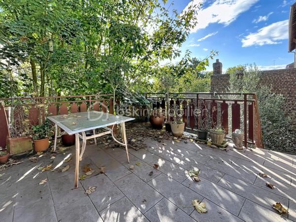 IMMEUBLE DE RAPPORT AVEC BEAUCOUP DE POTENTIEL

Actuellement à usage de maison d'habitation avec un local au rez de chaussée, cet immeuble peut facilement être transformé en immeuble de rapport et générer rapidement des revenus locatifs conséquents.
Grâce à son agencement et ses quatre niveaux, vous pourrez créer 4 lots minimum.

Sa disposition actuelle :

- au rez de chaussée : un local de 55 m2 , avec une réserve et espace sanitaires ainsi qu'une cave
- au premier étage : une cuisine ouverte sur un salon et une  spacieuse pièce de vie (environ 60 m2)  ainsi qu'une belle terrasse surélevée avec accès au jardin
- au second étage : deux chambres, un bureau, une salle d'eau et des toilettes ( environ 60 m2)
- au dernier étage : deux chambres et une salle d'eau ( environ 50 m2)

Vous disposerez également d'un  grand extérieur permettant le  stationnement de véhicules , ainsi que d'un grand jardin et d'un appenti, le tout constituant un réel avantage pour vos futurs locataires .

Une dépendance avec dalle béton d'environ 40 m2 pourra être aménagée ou servir de lieu de stockage, augmentant ainsi le potentiel de ce bien !

Vous bénéficierez de prestations  qualitatives telles que des menuiseries PVC double vitrage, volets roulants électriques et manuels, larges veluxs, une chaudière gaz à production d'eau chaude CHAPPEE de 2026,

A seulement 1H30 de Paris, idéalement situé dans une commune avec toutes commodités (écoles publiques et privées, collèges, commerces, gare routière ), cet immeuble offre beaucoup de potentiel et vous permettra de réaliser tout type de projet, tel que de la résidence principale, de la location régulière ou  type Airbnb .... à vous de le créer !

CONTACTEZ MOI POUR UNE VISITE !