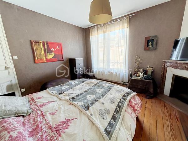 IMMEUBLE DE RAPPORT AVEC BEAUCOUP DE POTENTIEL

Actuellement à usage de maison d'habitation avec un local au rez de chaussée, cet immeuble peut facilement être transformé en immeuble de rapport et générer rapidement des revenus locatifs conséquents.
Grâce à son agencement et ses quatre niveaux, vous pourrez créer 4 lots minimum.

Sa disposition actuelle :

- au rez de chaussée : un local de 55 m2 , avec une réserve et espace sanitaires ainsi qu'une cave
- au premier étage : une cuisine ouverte sur un salon et une  spacieuse pièce de vie (environ 60 m2)  ainsi qu'une belle terrasse surélevée avec accès au jardin
- au second étage : deux chambres, un bureau, une salle d'eau et des toilettes ( environ 60 m2)
- au dernier étage : deux chambres et une salle d'eau ( environ 50 m2)

Vous disposerez également d'un  grand extérieur permettant le  stationnement de véhicules , ainsi que d'un grand jardin et d'un appenti, le tout constituant un réel avantage pour vos futurs locataires .

Une dépendance avec dalle béton d'environ 40 m2 pourra être aménagée ou servir de lieu de stockage, augmentant ainsi le potentiel de ce bien !

Vous bénéficierez de prestations  qualitatives telles que des menuiseries PVC double vitrage, volets roulants électriques et manuels, larges veluxs, une chaudière gaz à production d'eau chaude CHAPPEE de 2026,

A seulement 1H30 de Paris, idéalement situé dans une commune avec toutes commodités (écoles publiques et privées, collèges, commerces, gare routière ), cet immeuble offre beaucoup de potentiel et vous permettra de réaliser tout type de projet, tel que de la résidence principale, de la location régulière ou  type Airbnb .... à vous de le créer !

CONTACTEZ MOI POUR UNE VISITE !