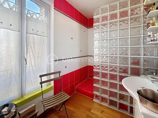 IMMEUBLE DE RAPPORT AVEC BEAUCOUP DE POTENTIEL

Actuellement à usage de maison d'habitation avec un local au rez de chaussée, cet immeuble peut facilement être transformé en immeuble de rapport et générer rapidement des revenus locatifs conséquents.
Grâce à son agencement et ses quatre niveaux, vous pourrez créer 4 lots minimum.

Sa disposition actuelle :

- au rez de chaussée : un local de 55 m2 , avec une réserve et espace sanitaires ainsi qu'une cave
- au premier étage : une cuisine ouverte sur un salon et une  spacieuse pièce de vie (environ 60 m2)  ainsi qu'une belle terrasse surélevée avec accès au jardin
- au second étage : deux chambres, un bureau, une salle d'eau et des toilettes ( environ 60 m2)
- au dernier étage : deux chambres et une salle d'eau ( environ 50 m2)

Vous disposerez également d'un  grand extérieur permettant le  stationnement de véhicules , ainsi que d'un grand jardin et d'un appenti, le tout constituant un réel avantage pour vos futurs locataires .

Une dépendance avec dalle béton d'environ 40 m2 pourra être aménagée ou servir de lieu de stockage, augmentant ainsi le potentiel de ce bien !

Vous bénéficierez de prestations  qualitatives telles que des menuiseries PVC double vitrage, volets roulants électriques et manuels, larges veluxs, une chaudière gaz à production d'eau chaude CHAPPEE de 2026,

A seulement 1H30 de Paris, idéalement situé dans une commune avec toutes commodités (écoles publiques et privées, collèges, commerces, gare routière ), cet immeuble offre beaucoup de potentiel et vous permettra de réaliser tout type de projet, tel que de la résidence principale, de la location régulière ou  type Airbnb .... à vous de le créer !

CONTACTEZ MOI POUR UNE VISITE !