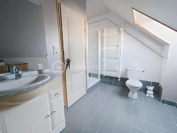 IMMEUBLE DE RAPPORT AVEC BEAUCOUP DE POTENTIEL

Actuellement à usage de maison d'habitation avec un local au rez de chaussée, cet immeuble peut facilement être transformé en immeuble de rapport et générer rapidement des revenus locatifs conséquents.
Grâce à son agencement et ses quatre niveaux, vous pourrez créer 4 lots minimum.

Sa disposition actuelle :

- au rez de chaussée : un local de 55 m2 , avec une réserve et espace sanitaires ainsi qu'une cave
- au premier étage : une cuisine ouverte sur un salon et une  spacieuse pièce de vie (environ 60 m2)  ainsi qu'une belle terrasse surélevée avec accès au jardin
- au second étage : deux chambres, un bureau, une salle d'eau et des toilettes ( environ 60 m2)
- au dernier étage : deux chambres et une salle d'eau ( environ 50 m2)

Vous disposerez également d'un  grand extérieur permettant le  stationnement de véhicules , ainsi que d'un grand jardin et d'un appenti, le tout constituant un réel avantage pour vos futurs locataires .

Une dépendance avec dalle béton d'environ 40 m2 pourra être aménagée ou servir de lieu de stockage, augmentant ainsi le potentiel de ce bien !

Vous bénéficierez de prestations  qualitatives telles que des menuiseries PVC double vitrage, volets roulants électriques et manuels, larges veluxs, une chaudière gaz à production d'eau chaude CHAPPEE de 2026,

A seulement 1H30 de Paris, idéalement situé dans une commune avec toutes commodités (écoles publiques et privées, collèges, commerces, gare routière ), cet immeuble offre beaucoup de potentiel et vous permettra de réaliser tout type de projet, tel que de la résidence principale, de la location régulière ou  type Airbnb .... à vous de le créer !

CONTACTEZ MOI POUR UNE VISITE !