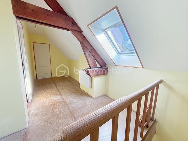IMMEUBLE DE RAPPORT AVEC BEAUCOUP DE POTENTIEL

Actuellement à usage de maison d'habitation avec un local au rez de chaussée, cet immeuble peut facilement être transformé en immeuble de rapport et générer rapidement des revenus locatifs conséquents.
Grâce à son agencement et ses quatre niveaux, vous pourrez créer 4 lots minimum.

Sa disposition actuelle :

- au rez de chaussée : un local de 55 m2 , avec une réserve et espace sanitaires ainsi qu'une cave
- au premier étage : une cuisine ouverte sur un salon et une  spacieuse pièce de vie (environ 60 m2)  ainsi qu'une belle terrasse surélevée avec accès au jardin
- au second étage : deux chambres, un bureau, une salle d'eau et des toilettes ( environ 60 m2)
- au dernier étage : deux chambres et une salle d'eau ( environ 50 m2)

Vous disposerez également d'un  grand extérieur permettant le  stationnement de véhicules , ainsi que d'un grand jardin et d'un appenti, le tout constituant un réel avantage pour vos futurs locataires .

Une dépendance avec dalle béton d'environ 40 m2 pourra être aménagée ou servir de lieu de stockage, augmentant ainsi le potentiel de ce bien !

Vous bénéficierez de prestations  qualitatives telles que des menuiseries PVC double vitrage, volets roulants électriques et manuels, larges veluxs, une chaudière gaz à production d'eau chaude CHAPPEE de 2026,

A seulement 1H30 de Paris, idéalement situé dans une commune avec toutes commodités (écoles publiques et privées, collèges, commerces, gare routière ), cet immeuble offre beaucoup de potentiel et vous permettra de réaliser tout type de projet, tel que de la résidence principale, de la location régulière ou  type Airbnb .... à vous de le créer !

CONTACTEZ MOI POUR UNE VISITE !