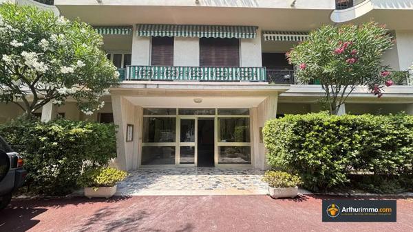 Vente                                                      Appartement
                        
                     2 pièces                      60 m2                     à Nice