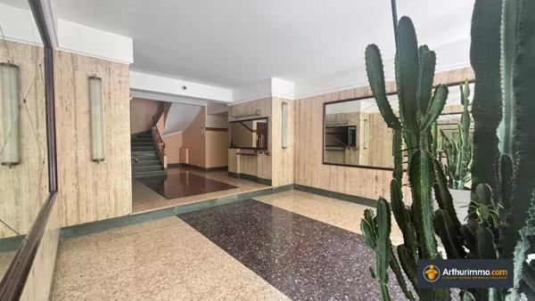 Vente                                                      Appartement
                        
                     2 pièces                      60 m2                     à Nice