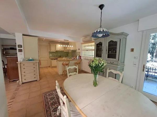 Vente                                                      Propriété
                        
                     6 pièces                      192 m2                     à Salernes