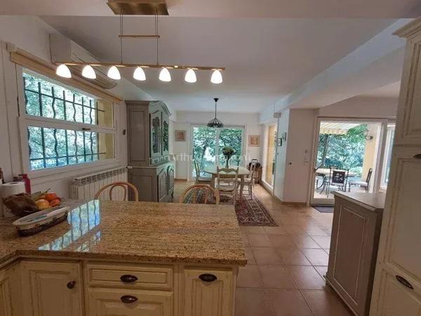 Vente                                                      Propriété
                        
                     6 pièces                      192 m2                     à Salernes