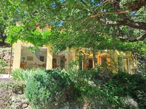 Vente                                                      Propriété
                        
                     6 pièces                      192 m2                     à Salernes
