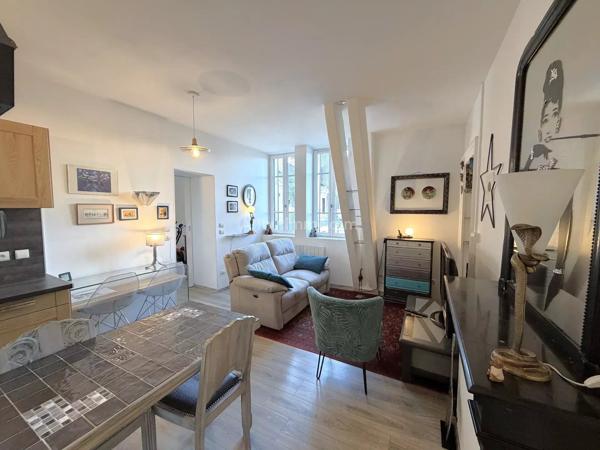 Vente                                                      Appartement
                        
                     3 pièces                      47 m2                     à Aix-les-Bains