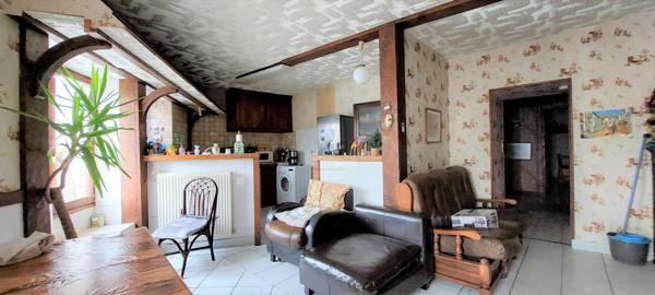 Maison de bourg de caractère de bourg avec terrain et dépendances à Mensignac !