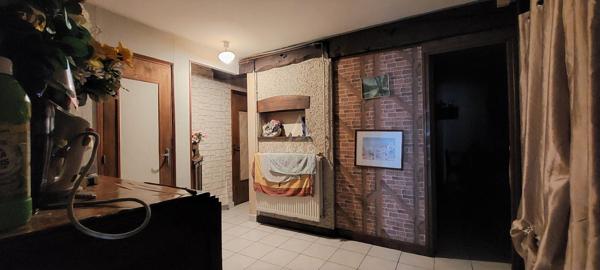 Maison de bourg de caractère de bourg avec terrain et dépendances à Mensignac !