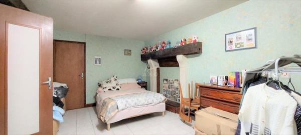 Maison de bourg de caractère de bourg avec terrain et dépendances à Mensignac !