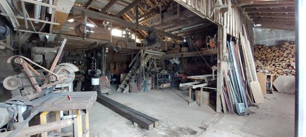 Maison de bourg de caractère de bourg avec terrain et dépendances à Mensignac !
