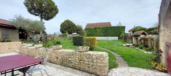 Maison de bourg de caractère de bourg avec terrain et dépendances à Mensignac !