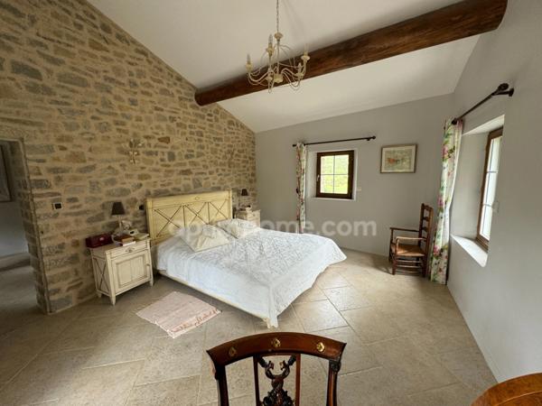 Demeure de prestige A VENDRE : ferme en pierre du XVe siècle entièrement réhabilitée avec élégance!