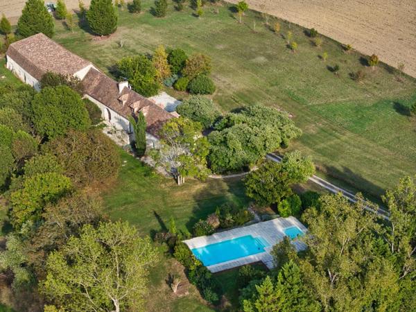 Belle propriété historique en pierre avec parc arboré - Dépendances et piscine - à vendre - proche de CASTILLONNES (47)