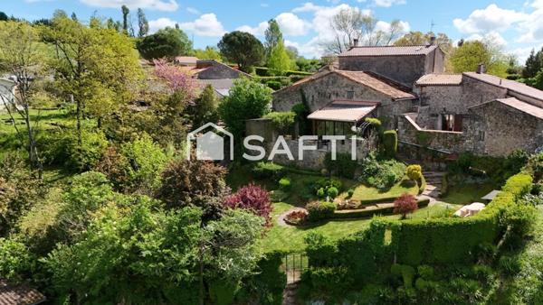 Maison de hameau de 185 m2 avec 3 chambres un beau jardin et une vue dégagée sur la campagne environnante.