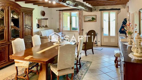 Maison de hameau de 185 m2 avec 3 chambres un beau jardin et une vue dégagée sur la campagne environnante.