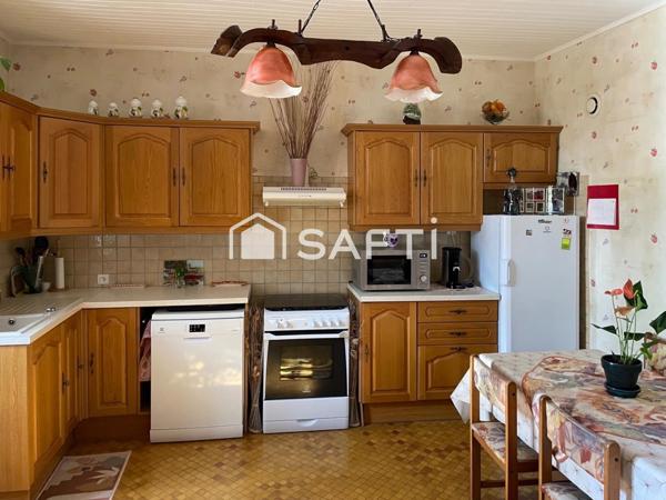Maison de hameau de 185 m2 avec 3 chambres un beau jardin et une vue dégagée sur la campagne environnante.