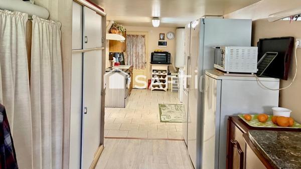 Maison de hameau de 185 m2 avec 3 chambres un beau jardin et une vue dégagée sur la campagne environnante.