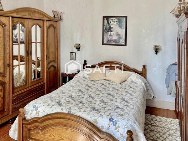 Maison de hameau de 185 m2 avec 3 chambres un beau jardin et une vue dégagée sur la campagne environnante.