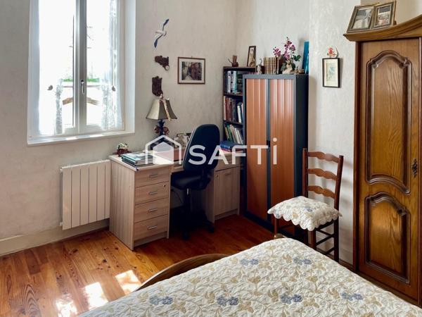 Maison de hameau de 185 m2 avec 3 chambres un beau jardin et une vue dégagée sur la campagne environnante.
