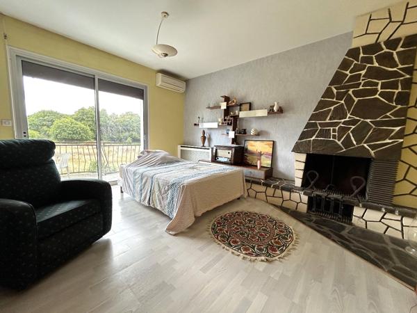 Maison – PROPRIETE FAMILIALE – 9 CHAMBRES – 310 M² + DEPENDANCES 200M²