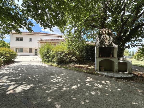 Maison – PROPRIETE FAMILIALE – 9 CHAMBRES – 310 M² + DEPENDANCES 200M²
