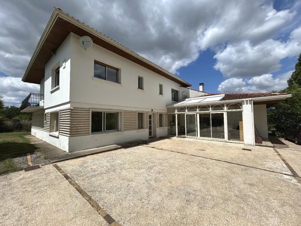 Maison – PROPRIETE FAMILIALE – 9 CHAMBRES – 310 M² + DEPENDANCES 200M²