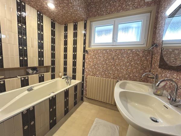Maison – PROPRIETE FAMILIALE – 9 CHAMBRES – 310 M² + DEPENDANCES 200M²