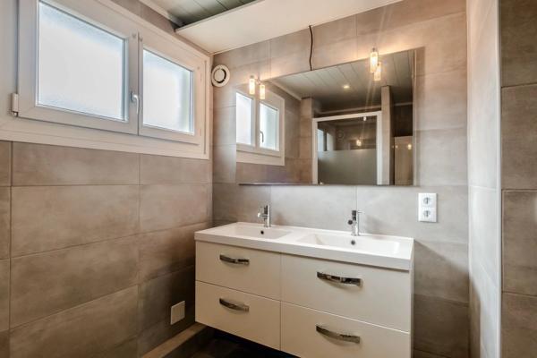Appartement T4 traversant 84 m² - Balcon, ascenseur et parking - Douvaine
